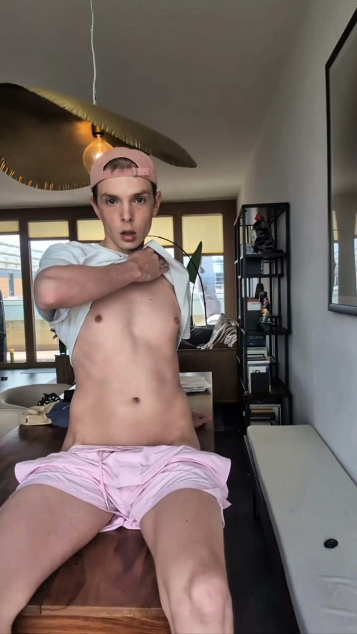 River Rush: Twink mastürbasyon yapıyor