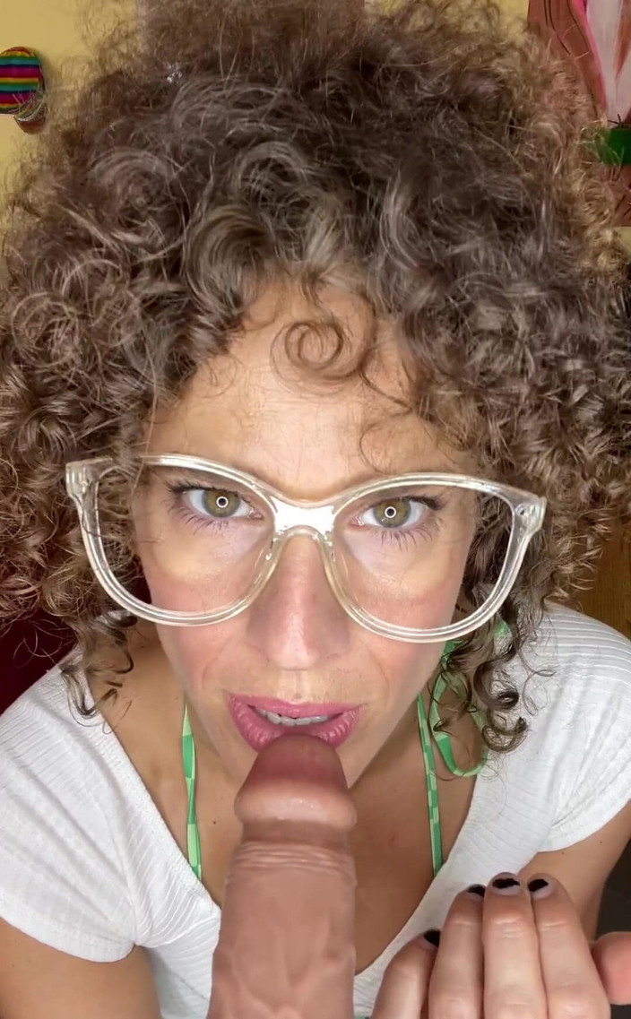 VibeWithMommy: Macecha JOI přiznává, že se do tebe vždy zamilovala! Ahoj můj...