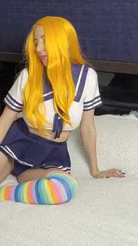 Ragazza in uniforme universitaria mostra tette