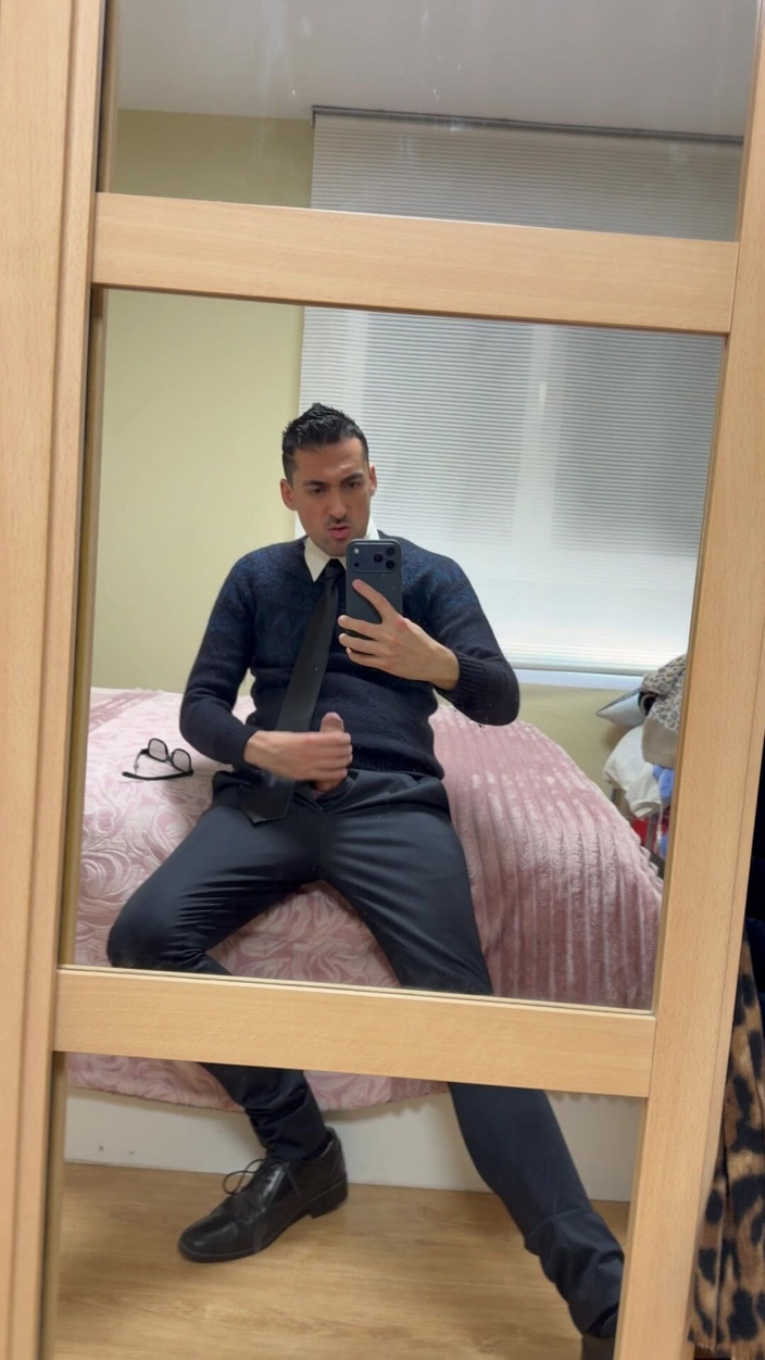 Liam Harding: Stepdaddy Showing off Big Cock and Pissing