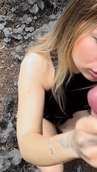 Blowjob dengan banyak tekak saliva deepthroat