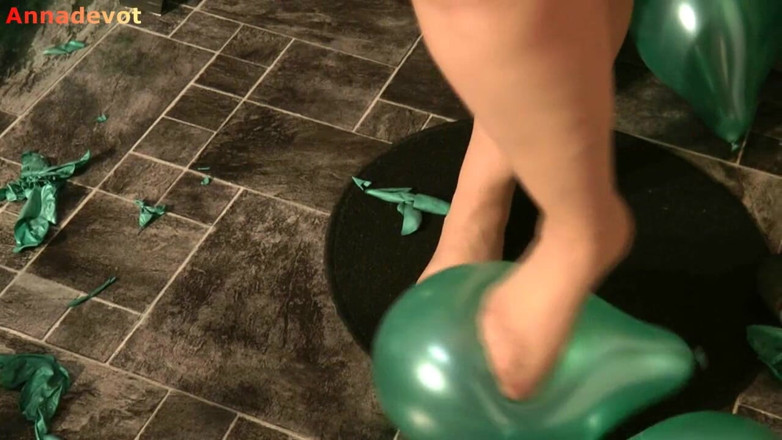 Anna Devot: Annadevot - Brown stockings and green balloons