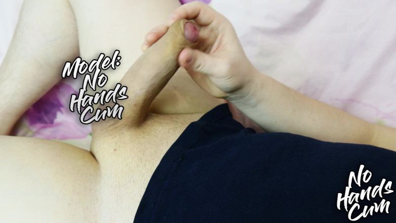 Cum no hands: Un beau-fils coquin excité branle une grosse bite pendant que...
