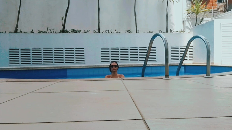 Raquel Cardoso Da Rosa: Avkoppling vid poolen hemma