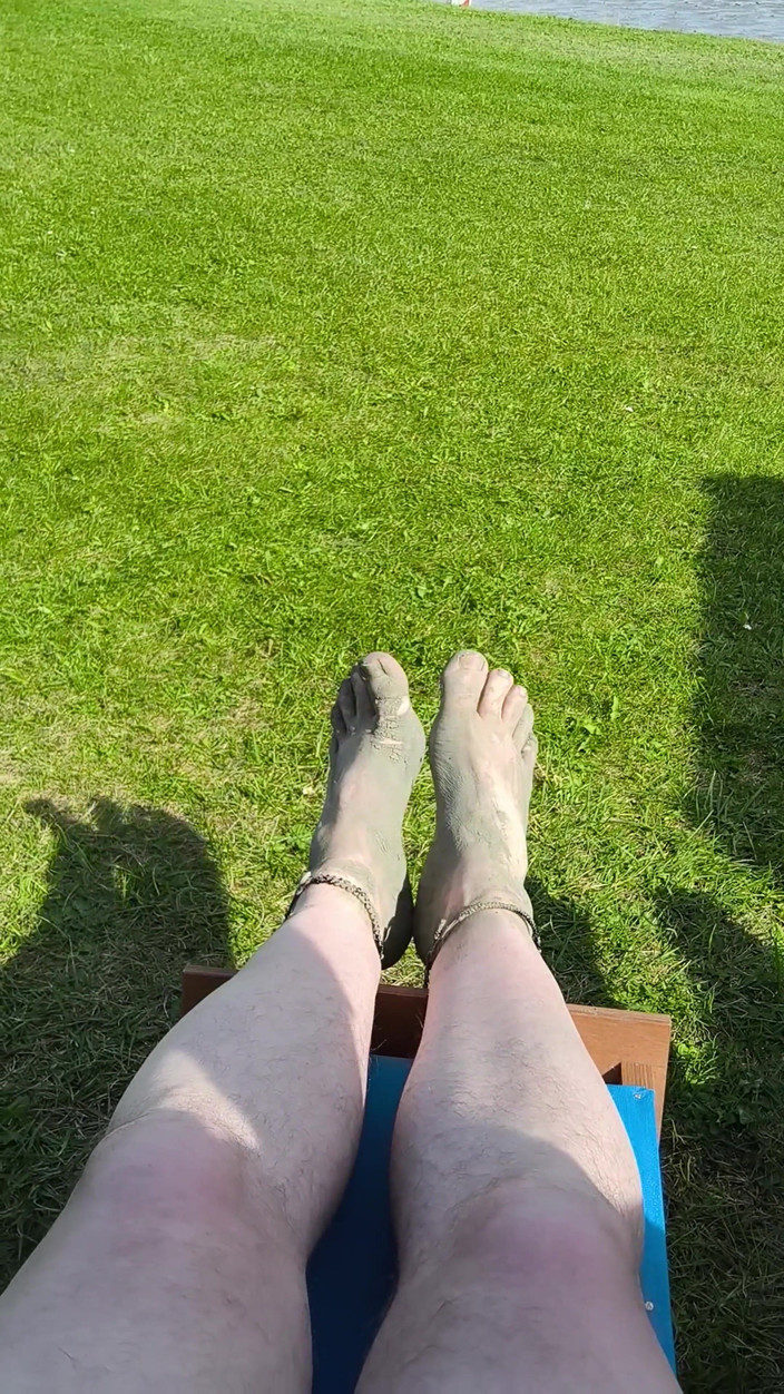 Footfetish: Barefoot Waiting for the Tide on the Beach