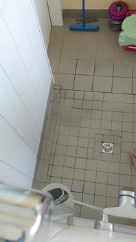 Cukur di kamar mandi