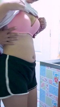 Thai-mädchen fickt ihren freund in der küche