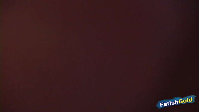 Fetish Gold: Азіатська дівчина в клітці і відтрахана двома великими членами