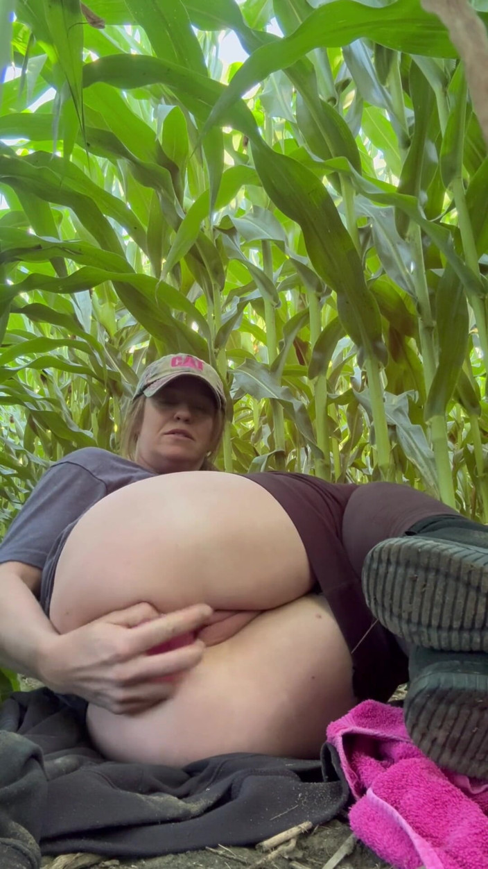 MisssRyder: Masturbating in a Corn Field with Dildo