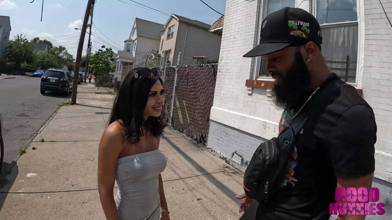 Hood Hunnies: Rắc rối lớn tìm thấy rose kỳ lạ trong bx