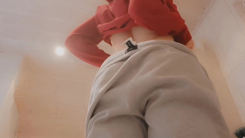 TiSIssyTi: スウェットパンツ姿のシシー・フェムボーイ - からかう