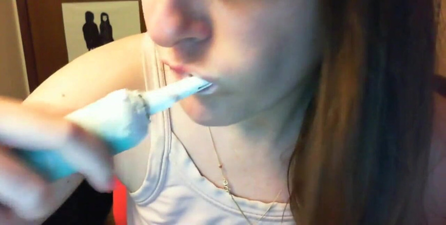 Nicoletta Embassi: Úžasná hardcore fetiš video masturbace kartáčkem na zuby, vše v...