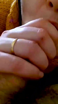 Giovane miLF con gli occhiali succhia il cazzo e ingoia sperma