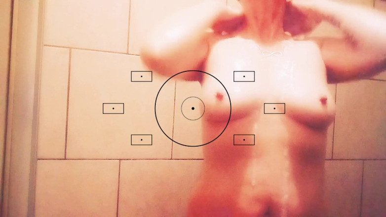 Bombstick and Trouble: Сексуальную мачеху сняли на видео в душе и бритье