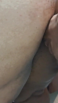 Brandy me suce la bite sous la douche