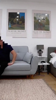 Il capo scopa la sua cameriera mentre lei sta facendo le faccende di casa