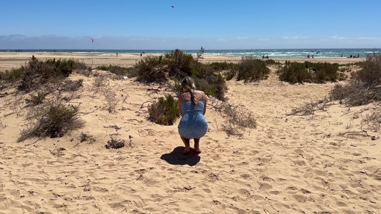 Emma Voyeur: Strand Öffentlich Pinkeln Von Mädchen Mit Knackarsch