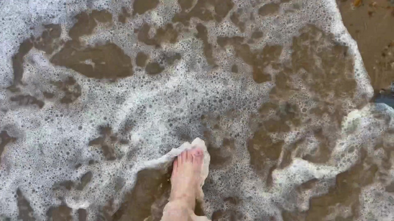 EeveeXo: Barefoot berjalan di pantai Sfw