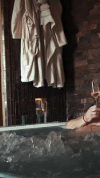 Une belle MILF excitée se fait baiser par un inconnu dans un jacuzzi vintage