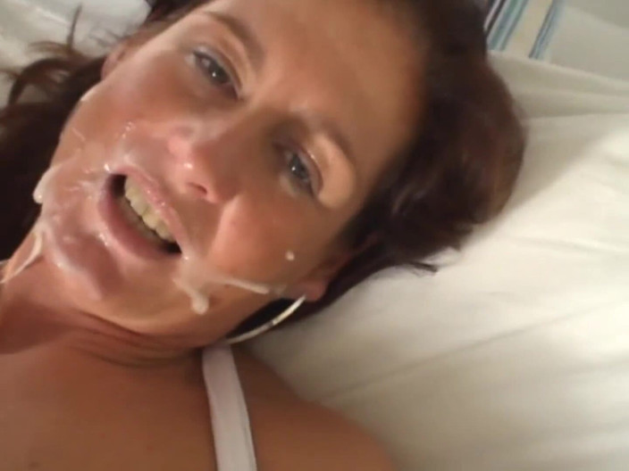 German amateur - 100% German hardcore videos: Loszka milf zabawy z grubym kutasem na łóżku