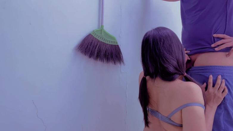 Bintang hyper: कपड़े सुखाने वाली नौकरानी को उसकी शरारती नियोक्ता की सौतेली बहन द्वारा परेशान किया गया