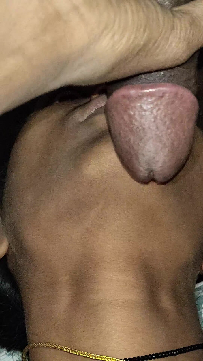 X videos: देसी सौतेली बहन गले में गहरे तक लेती है