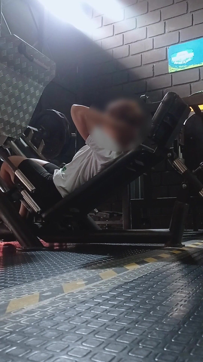 TuLobita9292: Sono andato in palestra e ho finito per masturbarmi in...