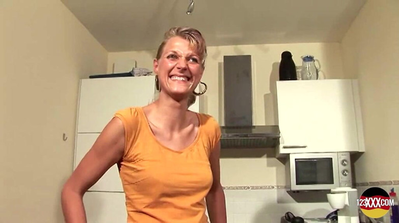 123XXX - 100% Amateurs: Rubia cachonda usa un pequeño vibrador mientras es azotada en...