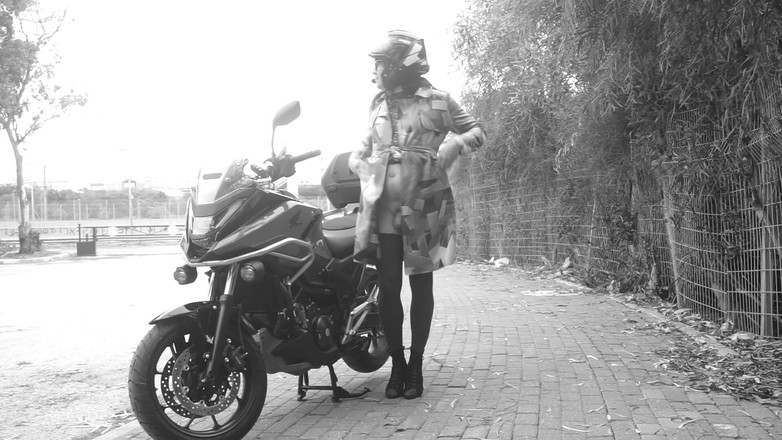 Voyager: Cada coche que pasaba veía su pene vibrar bajo su...