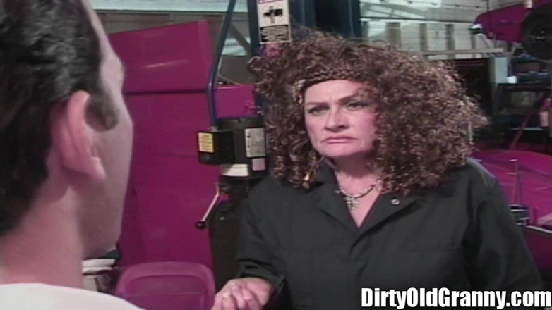 Dirty Old Granny: Bunicuță cu țâțe frumoase futută cu pizda de păr futută bunica...