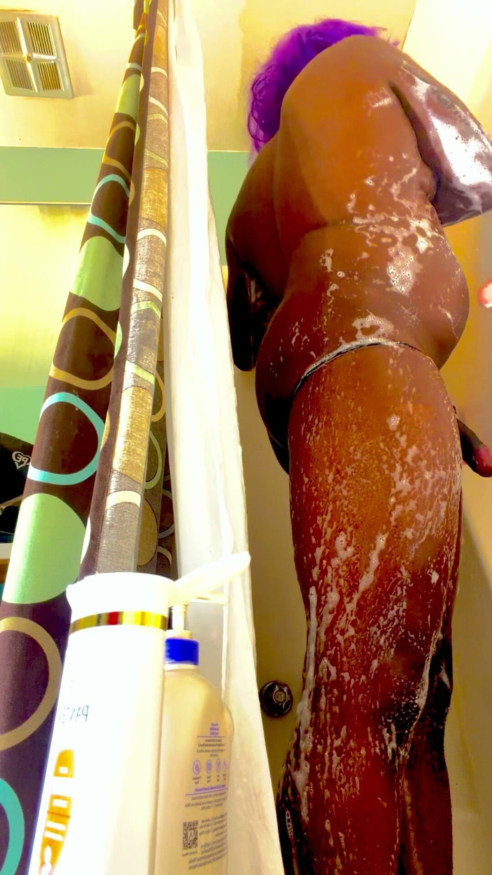 Londonfrotagejr: TS Cleo Shower Scene