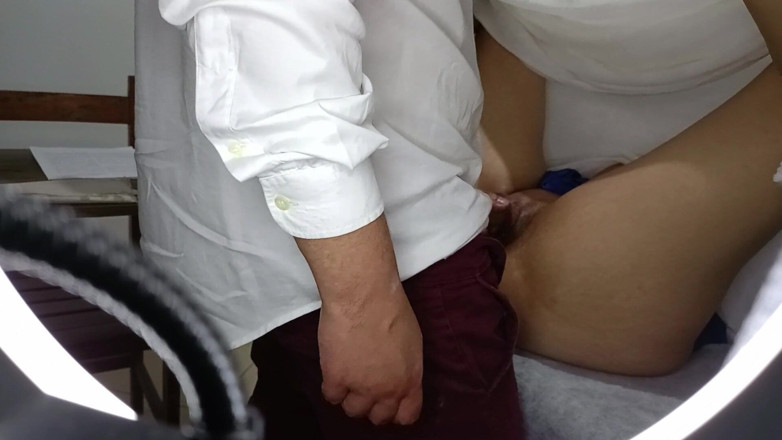 Gabi SweetCouplesStories: Il ginecologo non può resistere e finisce per fare sesso...