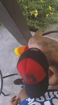 Sesso all'aperto nella villa del giovane gay