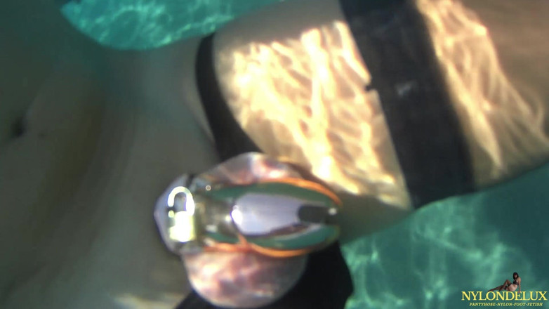 Nylondelux: Peniscage &amp;kous in de zee