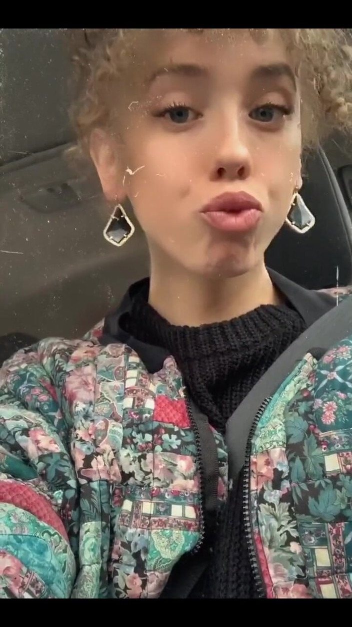 Tia Tizzianni Productions: Obchodní příležitostná Lily Demure