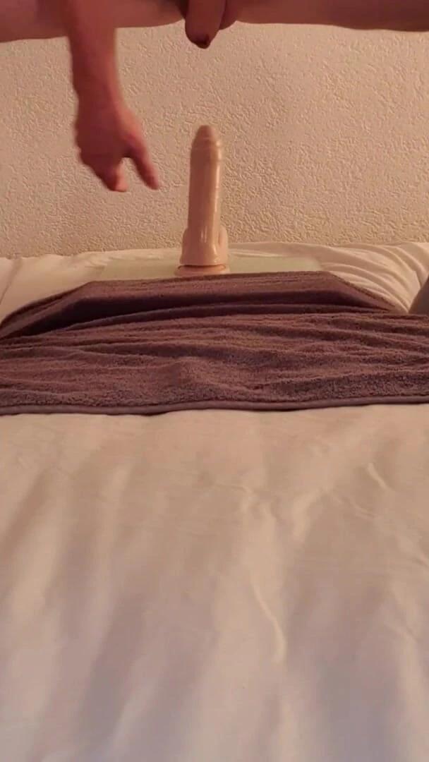 Timmyboy: Пристрасна гаряча фембойська дупа трахає пизду з ділдо