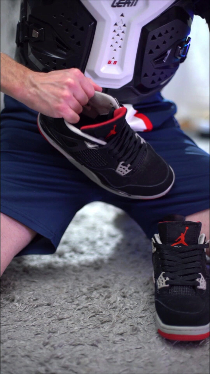 Sneakersmax98: 玩佐敦复古 iv 运动鞋并在里面射精