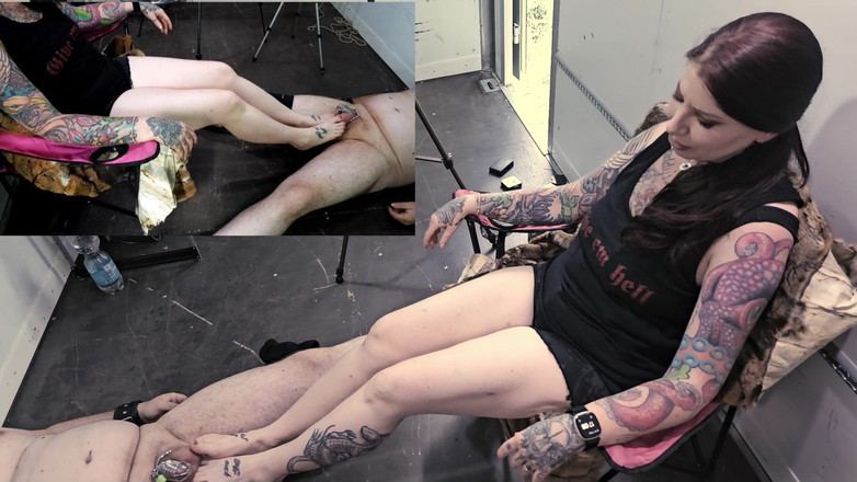 Femdom-Team-German: Meu escravo contratado pode aproveitar meus pés