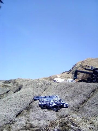 Boy top Amador: Masturbating on the beach
