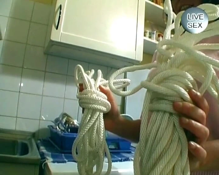 German's Fetish: Vnadná holka z Německa je svázaná a vyprstěná