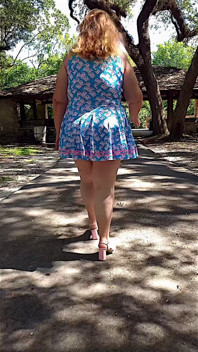 Jamdown26_da0603 - une BBW canon et sexy se promène dehors dans le parc avec une mini-robe et des talons