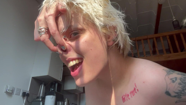 Glitterqueen1999: La ragazza gotica senza trucco al sole si allarga il...