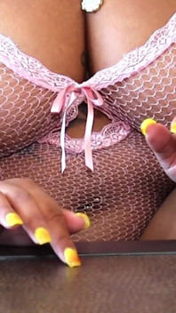 Fingernail tap fetiche