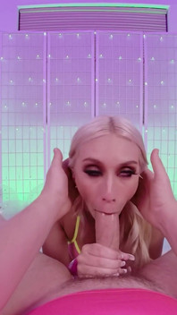 Fată sexy Barbie Kay Lovely se masturbează și suge pula