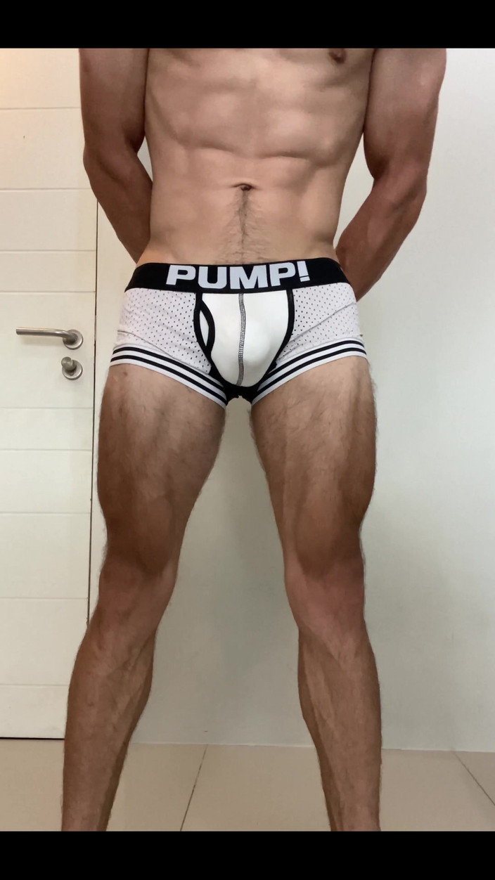 Max_Russell: 大俄罗斯男孩展示他的肌肉腿和身体