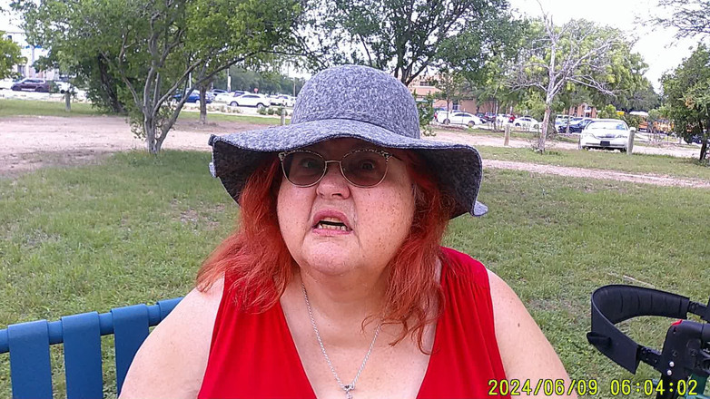 BBW nurse Vicki adventures with friends: 모든 옷을 입고 벤치에 공원에서 흡연 간호사 비키