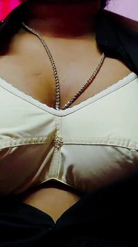 Desi Bhabhi Seks z chłopakiem w pokoju hotelowym cieszy się