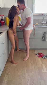 Orta yaşlı seksi kadın aynı anda iki yarakla fantezi kuruyor. Yarak aldıkça dildoyu kullandığında ne kadar azmış olduğunu görün