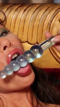 Aurora oliveira, eine italienische schlampe mit zwei provokanten möpsen und braunen haaren genießt es mit einem sextoy