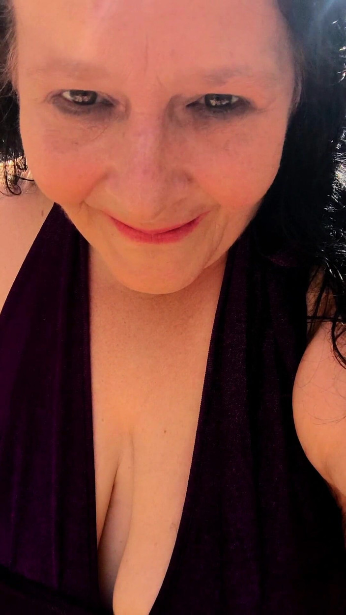 HerculesnVENUS: Tomando un baño de coño haciendo un camino de chorros